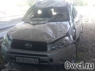 Битый автомобиль Toyota RAV4